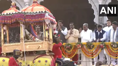 ಮೈಸೂರು ದಸರಾ: ವಿಶ್ವವಿಖ್ಯಾತ ಜಂಬೂಸವಾರಿಗೆ ಮುಖ್ಯಮಂತ್ರಿ ಸಿದ್ದರಾಮಯ್ಯ ಚಾಲನೆ