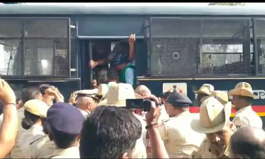 ಮೈಸೂರು: ದಸರಾ ಆಚರಣೆ ವಿರೋಧಿಸಿ ಹೆದ್ದಾರಿ ತಡೆಗೆ ಮುಂದಾದ ರೈತರು ಪೊಲೀಸ್‌ ವಶಕ್ಕೆ