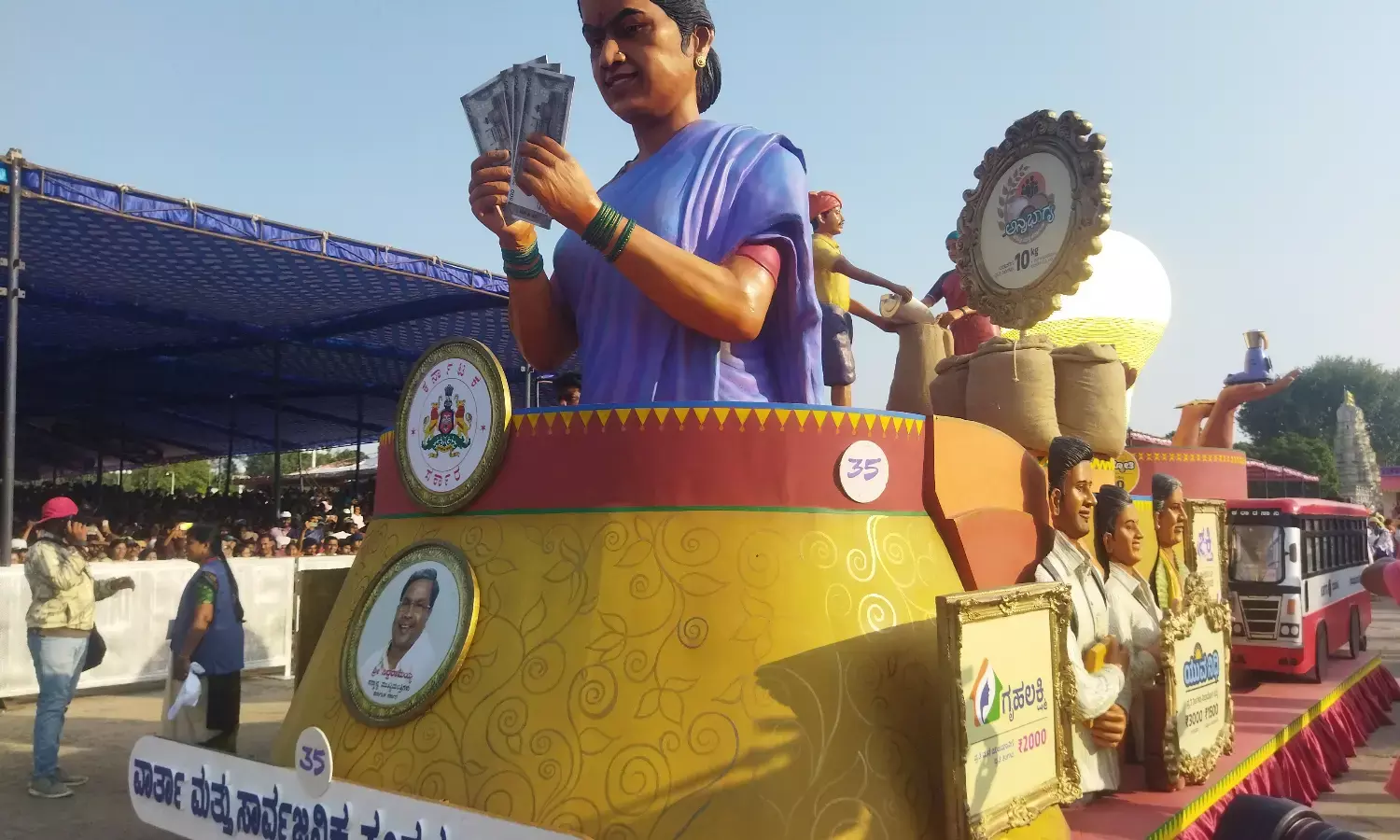 ಜಂಬೂಸವಾರಿ  | ಗಮನ ಸೆಳೆದ ಪಂಚ ಗ್ಯಾರಂಟಿ ಯೋಜನೆ, ಸಂವಿಧಾನ ಪೀಠಿಕೆ ಮಹತ್ವ ಸಾರಿದ ಸ್ಥಬ್ಧ ಚಿತ್ರಗಳು