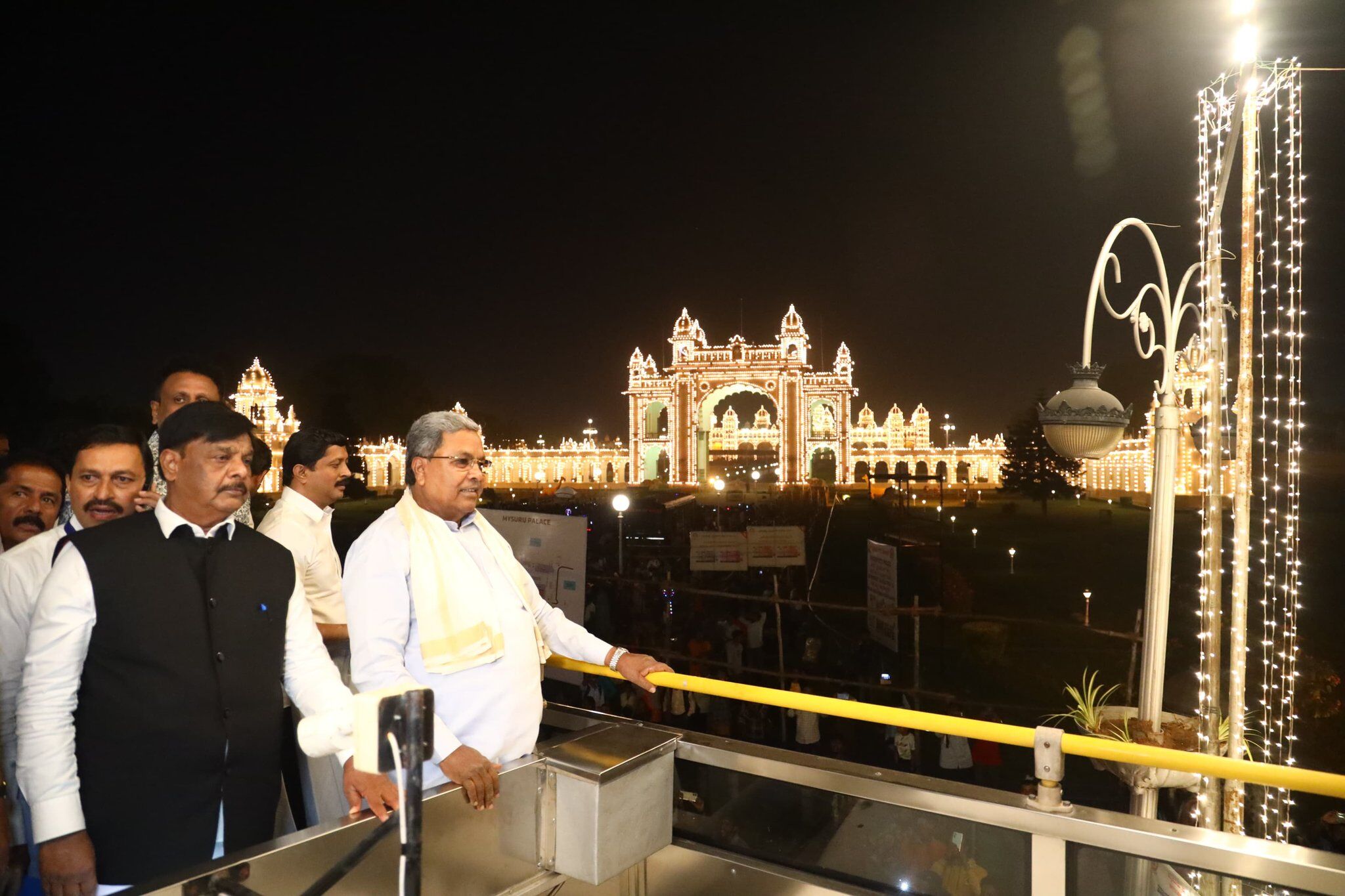 Photos - ಅಂಬಾರಿ ಬಸ್ ಏರಿ ದೀಪಾಲಂಕಾರ ವೀಕ್ಷಿಸಿದ ಸಿಎಂ ಸಿದ್ದರಾಮಯ್ಯ