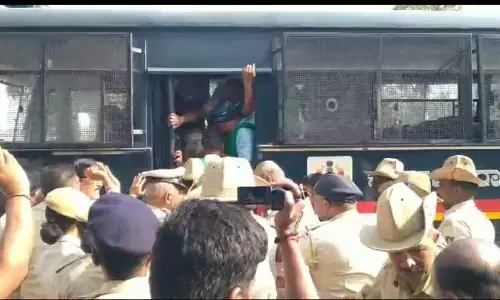 ಮೈಸೂರು: ದಸರಾ ಆಚರಣೆ ವಿರೋಧಿಸಿ ಹೆದ್ದಾರಿ ತಡೆಗೆ ಮುಂದಾದ ರೈತರು ಪೊಲೀಸ್‌ ವಶಕ್ಕೆ