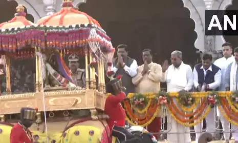 ಮೈಸೂರು ದಸರಾ: ವಿಶ್ವವಿಖ್ಯಾತ ಜಂಬೂಸವಾರಿಗೆ ಮುಖ್ಯಮಂತ್ರಿ ಸಿದ್ದರಾಮಯ್ಯ ಚಾಲನೆ