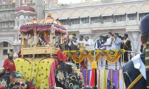 ಮೈಸೂರು ಜಂಬೂ ಸವಾರಿ ವೈಭವ: - ಚಿತ್ರಗಳಲ್ಲಿ ನೋಡಿ