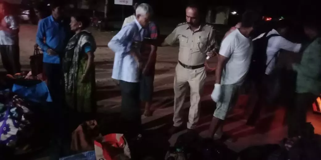 ಚಾಮರಾಜನಗರ: ಪಶ್ಚಿಮ ಬಂಗಾಳ ಮೂಲದ ಬಸ್ ಪಲ್ಟಿ; 25 ಮಂದಿಗೆ ಗಾಯ ಚಾಮರಾಜನಗರ: ಪಶ್ಚಿಮ ಬಂಗಾಳ ಮೂಲದ ಬಸ್ ಪಲ್ಟಿ; 25 ಮಂದಿಗೆ ಗಾಯ