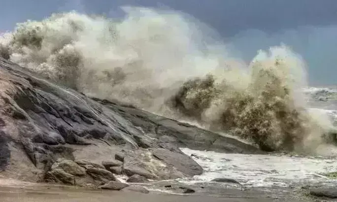 ಬಾಂಗ್ಲಾಕ್ಕೆ ಅಪ್ಪಳಿಸಿದ ಚಂಡಮಾರುತ