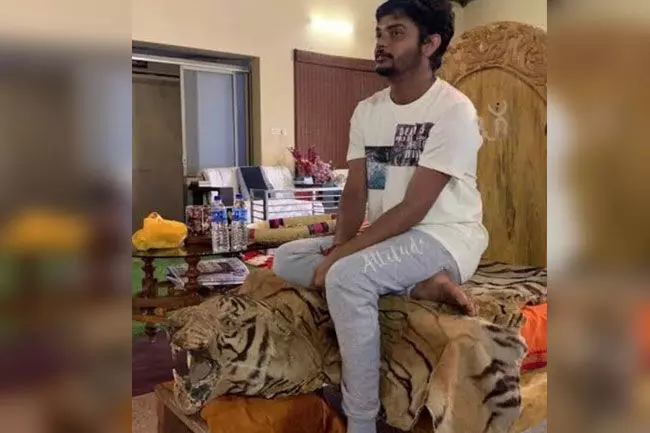 ಹುಲಿ ಚರ್ಮವನ್ನು ಅರಣ್ಯ ಇಲಾಖೆಗೆ ಒಪ್ಪಿಸಲಾಗಿದೆ: ವಿನಯ್ ಗುರೂಜಿ ಸ್ಪಷ್ಟನೆ ಹುಲಿ ಚರ್ಮವನ್ನು ಅರಣ್ಯ ಇಲಾಖೆಗೆ ಒಪ್ಪಿಸಲಾಗಿದೆ: ವಿನಯ್ ಗುರೂಜಿ ಸ್ಪಷ್ಟನೆ