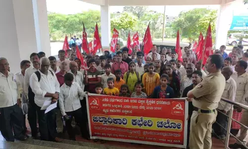 ಕಟ್ಟಡ ಕಾರ್ಮಿಕರ ಮಕ್ಕಳ ಶೈಕ್ಷಣಿಕ ಸಹಾಯನಿಧಿ ಬಾಕಿ ನೀಡಲು ಆಗ್ರಹಿಸಿ ಪ್ರತಿಭಟನೆ