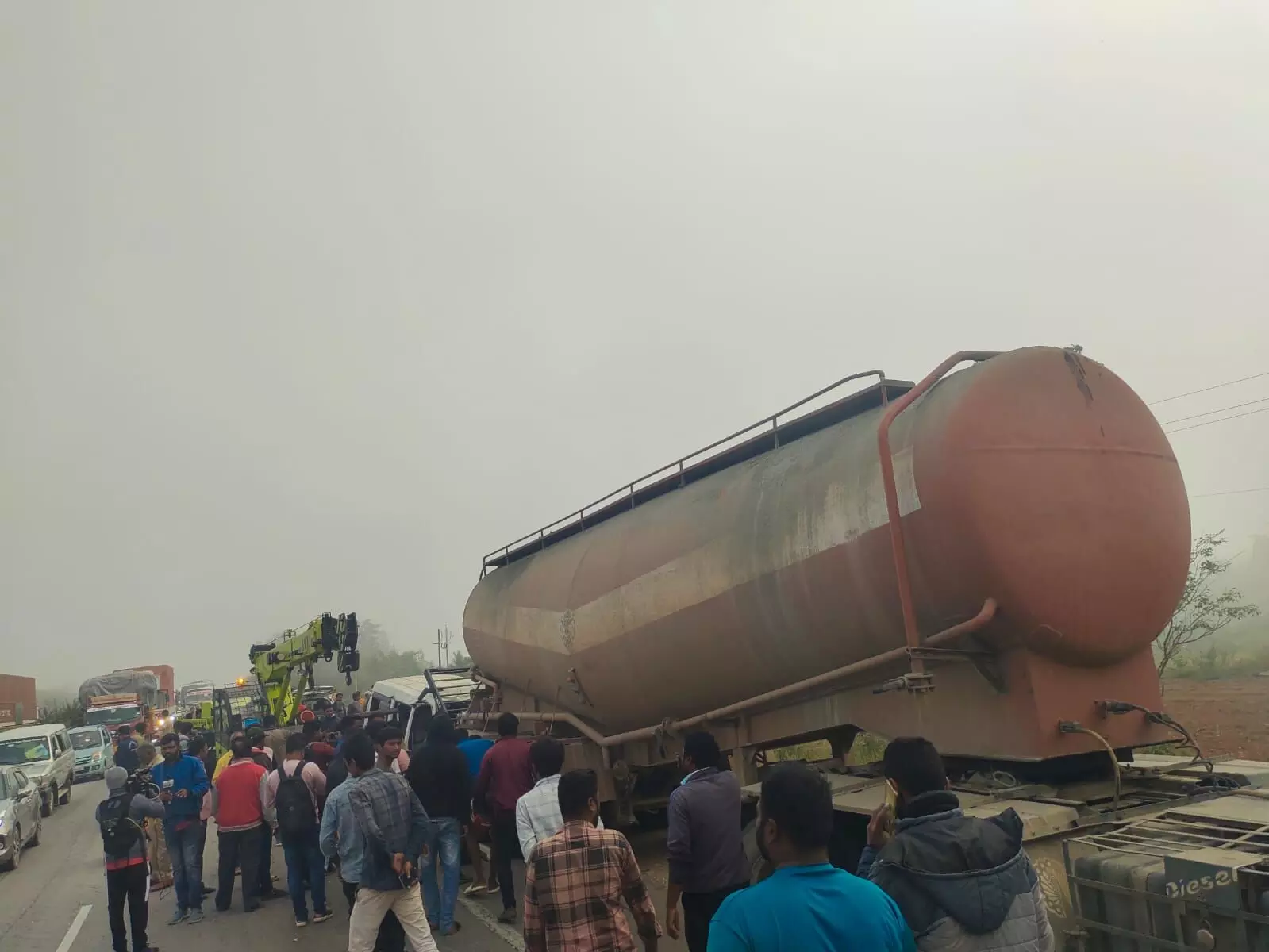 ಚಿಕ್ಕಬಳ್ಳಾಪುರ: ಸಿಮೆಂಟ್ ಬಲ್ಕರ್ ಗೆ ಟಾಟಾ ಸುಮೋ ಢಿಕ್ಕಿ; 13 ಮಂದಿ ಮೃತ್ಯು