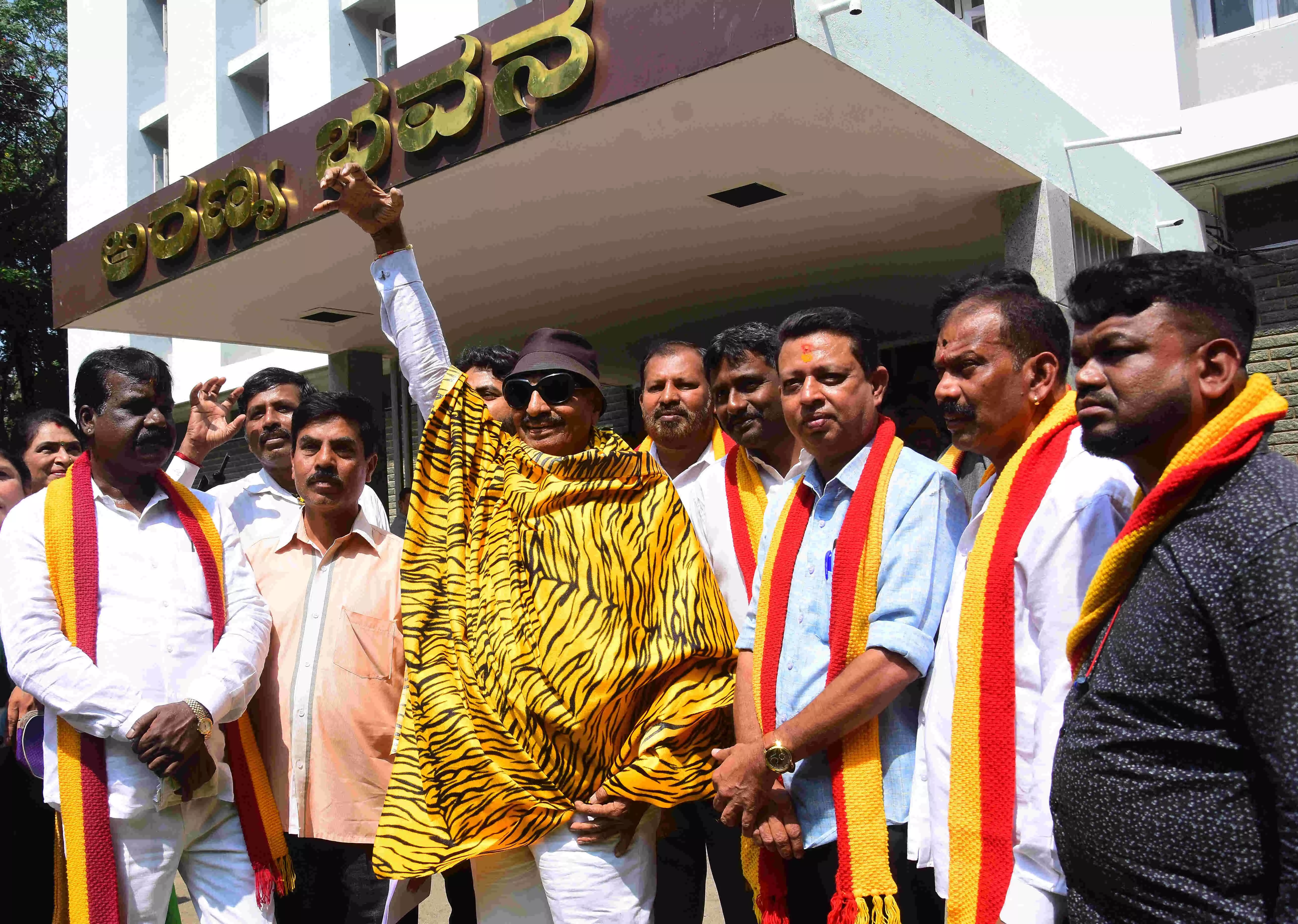 ಹುಲಿ ಚರ್ಮ ಹೋಲುವ ಶಾಲು ಹೊದ್ದು ಪ್ರತಿಭಟಿಸಿದ ವಾಟಾಳ್‌ ನಾಗರಾಜ್