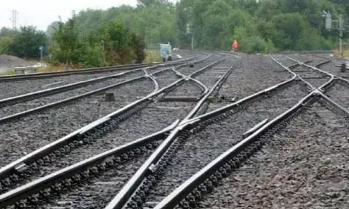 ರೈಲ್ವೇ ಹಳಿಯಲ್ಲಿ ಆತ್ಮಹತ್ಯೆ ತನಿಖೆಗೆ ತೆರಳಿದ್ದ ವೇಳೆ ಹಠಾತ್ತನೆ ಬಂದ ರೈಲು; ನಾಲ್ವರು ಮುಲ್ಕಿ ಪೊಲೀಸರು ಪವಾಡ ಸದೃಶ ಪಾರು!