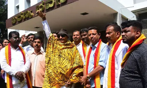 ಹುಲಿ ಚರ್ಮ ಹೋಲುವ ಶಾಲು ಹೊದ್ದು ಪ್ರತಿಭಟಿಸಿದ ವಾಟಾಳ್‌ ನಾಗರಾಜ್