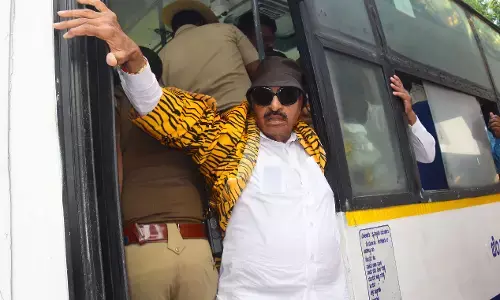 ಹುಲಿ ಚರ್ಮ ಹೋಲುವ ಶಾಲು ಹೊದ್ದು ಪ್ರತಿಭಟನೆಗಿಳಿದ ವಾಟಾಳ್‌ ನಾಗರಾಜ್