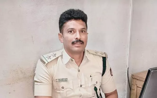 ಹುಲಿ ಉಗುರು ಧರಿಸಿದ ಆರೋಪ; ಅರಣ್ಯ ಅಧಿಕಾರಿ ಅಮಾನತು ಹುಲಿ ಉಗುರು ಧರಿಸಿದ ಆರೋಪ; ಅರಣ್ಯ ಅಧಿಕಾರಿ ಅಮಾನತು