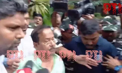 ಪಡಿತರ ವಿತರಣೆ ಹಗರಣ: ಈಡಿಯಿಂದ ಪಶ್ಚಿಮ ಬಂಗಾಳ ಸಚಿವ ಜ್ಯೋತಿಪ್ರಿಯ ಮಲಿಕ್ ಬಂಧನ ಪಡಿತರ ವಿತರಣೆ ಹಗರಣ: ಈಡಿಯಿಂದ ಪಶ್ಚಿಮ ಬಂಗಾಳ ಸಚಿವ ಜ್ಯೋತಿಪ್ರಿಯ ಮಲಿಕ್ ಬಂಧನ