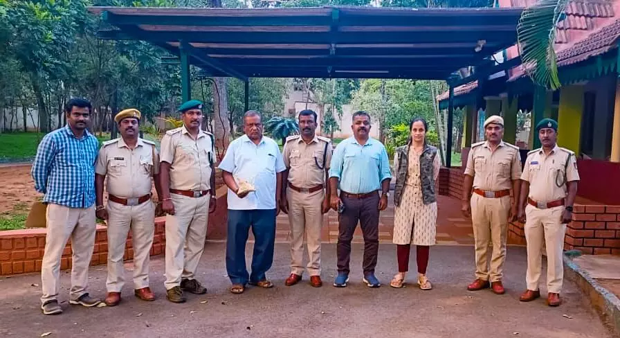 ಹುಲಿ ಉಗುರು ಪ್ರಕರಣದ ಬೆನ್ನಲ್ಲೇ ಆನೆ ದವಡೆ ಹಲ್ಲನ್ನು ಮನೆಯಲ್ಲಿ ಇಟ್ಟುಕೊಂಡಿದ್ದ ವ್ಯಕ್ತಿಯ ಬಂಧನ ಹುಲಿ ಉಗುರು ಪ್ರಕರಣದ ಬೆನ್ನಲ್ಲೇ ಆನೆ ದವಡೆ ಹಲ್ಲನ್ನು ಮನೆಯಲ್ಲಿ ಇಟ್ಟುಕೊಂಡಿದ್ದ ವ್ಯಕ್ತಿಯ ಬಂಧನ