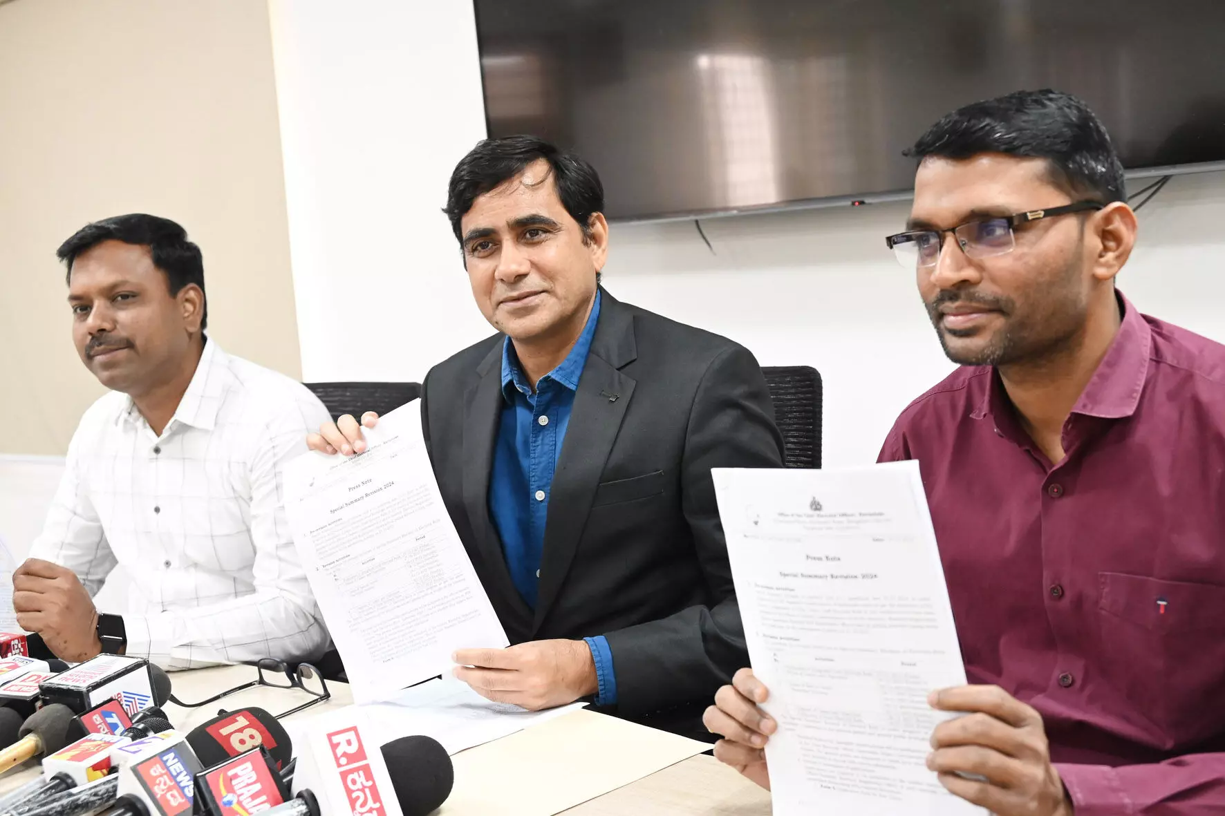 ಮತದಾರರ ಕರಡು ಪಟ್ಟಿ ಬಿಡುಗಡೆ: ಪರಿಶೀಲನೆ ಹೇಗೆ? ಆಕ್ಷೇಪಣೆ ಸಲ್ಲಿಕೆಗೆ ಕೊನೆಯ ದಿನಾಂಕ ಯಾವಾಗ? ವಿವರ ಇಲ್ಲಿದೆ...