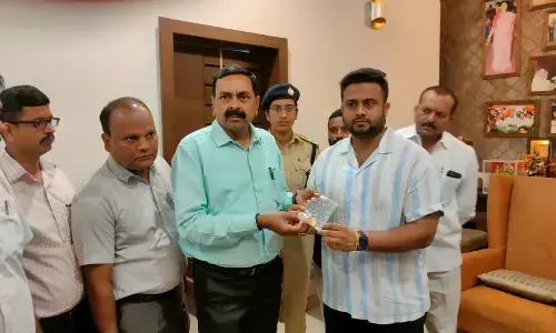 ಸಚಿವೆ ಲಕ್ಷ್ಮಿ ಹೆಬ್ಬಾಳ್ಕರ್ ಅವರ ಪುತ್ರನ ಬಳಿ ಇದ್ದ ಹುಲಿ ಉಗುರು ಹೋಲುವ ಪೆಂಡೆಂಟ್ ವಶಕ್ಕೆ ಪಡೆದ ಅರಣ್ಯ ಅಧಿಕಾರಿಗಳು