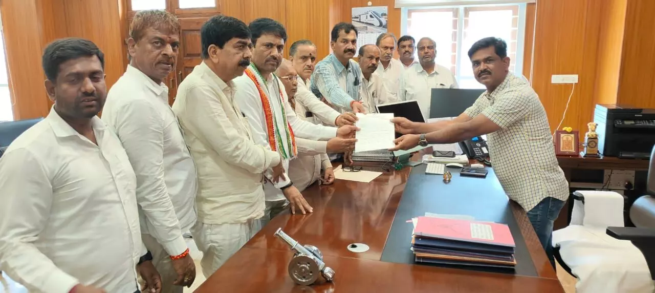 ಕೆಪಿಸಿಸಿ ವಕ್ತಾರ ಎಂ.ಲಕ್ಷ್ಮಣ್ ಅವರಿಗೆ ಕುಮಾರಸ್ವಾಮಿ ಬೆಂಬಲಿಗರಿಂದ ಜೀವ ಬೆದರಿಕೆ ಆರೋಪ: ಮೈಸೂರು ನಗರ ಪೊಲೀಸ್ ಆಯುಕ್ತರಿಗೆ ದೂರು ಕೆಪಿಸಿಸಿ ವಕ್ತಾರ ಎಂ.ಲಕ್ಷ್ಮಣ್ ಅವರಿಗೆ ಕುಮಾರಸ್ವಾಮಿ ಬೆಂಬಲಿಗರಿಂದ ಜೀವ ಬೆದರಿಕೆ ಆರೋಪ: ಮೈಸೂರು ನಗರ ಪೊಲೀಸ್ ಆಯುಕ್ತರಿಗೆ ದೂರು