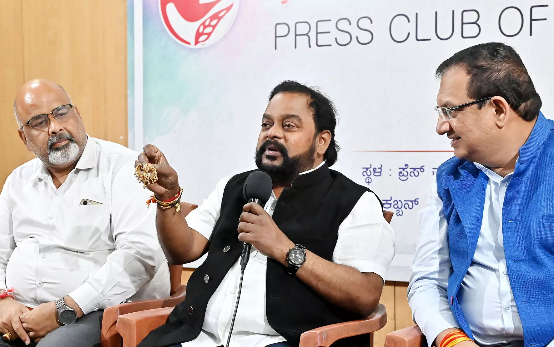 ‘ಹುಲಿ ಉಗುರುʼ ನೆಪದಲ್ಲಿ ಚಿನ್ನಾಭರಣ ವ್ಯಾಪಾರಿಗಳಿಗೆ ಕಿರುಕುಳ ನೀಡಿದರೆ ಪ್ರತಿಭಟನೆ: ಟಿ.ಎ.ಶರವಣ ಎಚ್ಚರಿಕೆ ‘ಹುಲಿ ಉಗುರುʼ ನೆಪದಲ್ಲಿ ಚಿನ್ನಾಭರಣ ವ್ಯಾಪಾರಿಗಳಿಗೆ ಕಿರುಕುಳ ನೀಡಿದರೆ ಪ್ರತಿಭಟನೆ: ಟಿ.ಎ.ಶರವಣ ಎಚ್ಚರಿಕೆ