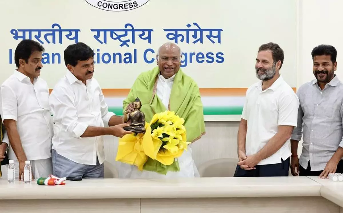 ತೆಲಂಗಾಣ: ಕಾಂಗ್ರೆಸ್‌ ಸೇರಿದ ಬಿಆರ್‍ಎಸ್, ಬಿಜೆಪಿ ನಾಯಕರು