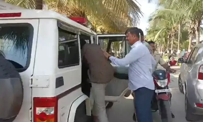 ಕಲಬುರಗಿ: ಬ್ಲೂಟೂತ್ ಬಳಸಿ FDA ಪರೀಕ್ಷೆ ಬರೆಯುತ್ತಿದ್ದ ಅಭ್ಯರ್ಥಿ ಸೆರೆ