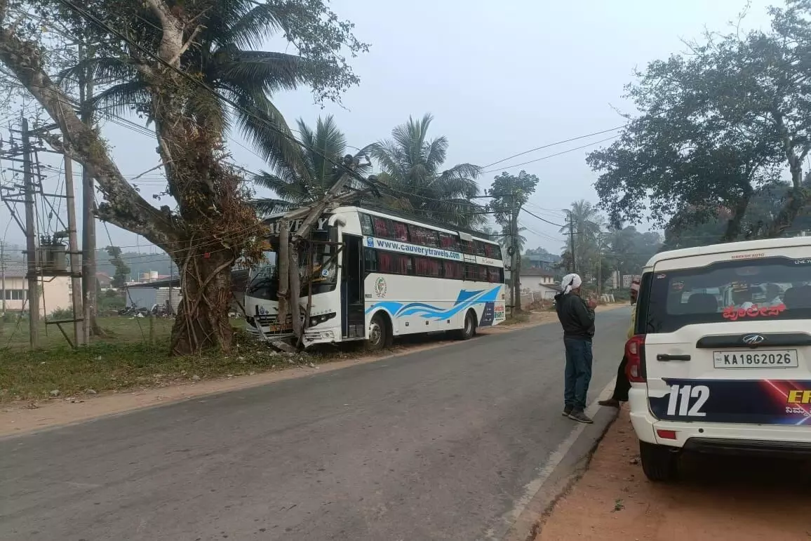 ಚಿಕ್ಕಮಗಳೂರು: ವಿದ್ಯುತ್ ಕಂಬಕ್ಕೆ ಢಿಕ್ಕಿ ಹೊಡೆದ ಖಾಸಗಿ ಬಸ್; ಹಲವರಿಗೆ ಗಾಯ ಚಿಕ್ಕಮಗಳೂರು: ವಿದ್ಯುತ್ ಕಂಬಕ್ಕೆ ಢಿಕ್ಕಿ ಹೊಡೆದ ಖಾಸಗಿ ಬಸ್; ಹಲವರಿಗೆ ಗಾಯ