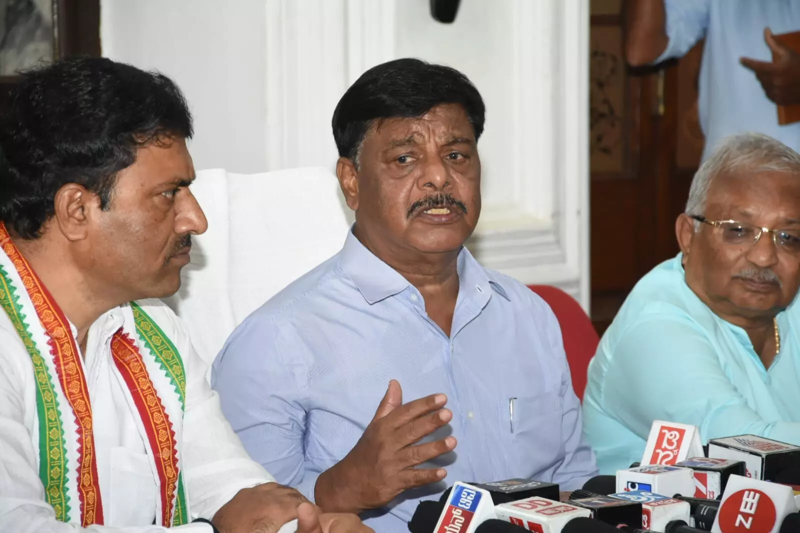 ರಾಜ್ಯದಲ್ಲಿ ಸಿದ್ದರಾಮಯ್ಯ ಯಶಸ್ವಿ ಆಡಳಿತ ನೀಡುತ್ತಿದ್ದಾರೆ: ಡಾ.ಎಚ್.ಸಿಮಹದೇವಪ್ಪ ರಾಜ್ಯದಲ್ಲಿ ಸಿದ್ದರಾಮಯ್ಯ ಯಶಸ್ವಿ ಆಡಳಿತ ನೀಡುತ್ತಿದ್ದಾರೆ: ಡಾ.ಎಚ್.ಸಿಮಹದೇವಪ್ಪ