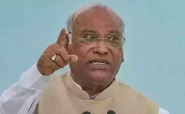 ಬಿಆರ್ಎಸ್ ಪಕ್ಷ ಬಿಜೆಪಿಯ ‘ಬಿ’ ಟೀಮ್, ಎರಡೂ ಪಕ್ಷಗಳು ರಹಸ್ಯ ಒಪ್ಪಂದ ಮಾಡಿಕೊಂಡಿವೆ: ಖರ್ಗೆ ಬಿಆರ್ಎಸ್ ಪಕ್ಷ ಬಿಜೆಪಿಯ ‘ಬಿ’ ಟೀಮ್, ಎರಡೂ ಪಕ್ಷಗಳು ರಹಸ್ಯ ಒಪ್ಪಂದ ಮಾಡಿಕೊಂಡಿವೆ: ಖರ್ಗೆ