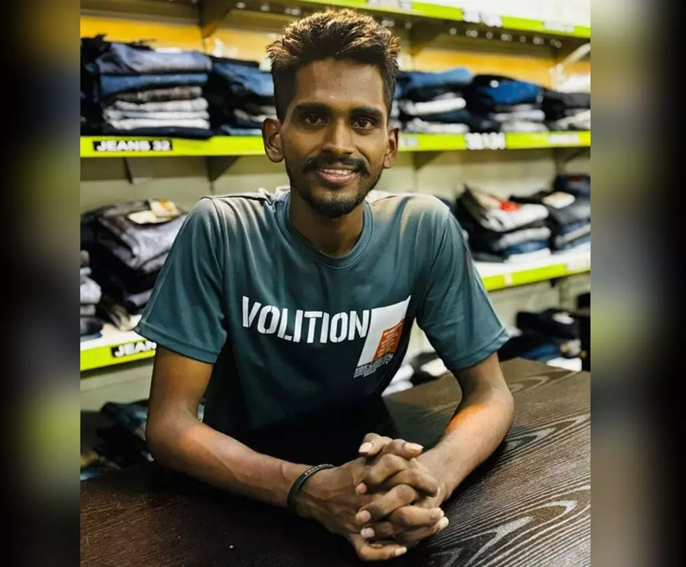 ಬ್ರಹ್ಮಾವರ: ಫೋನ್ ನಲ್ಲಿ ಮಾತನಾಡುತ್ತಿದ್ದಾಗ ಸಿಡಿಲು ಬಡಿದು ಯುವಕ ಸಾವು ಬ್ರಹ್ಮಾವರ: ಫೋನ್ ನಲ್ಲಿ ಮಾತನಾಡುತ್ತಿದ್ದಾಗ ಸಿಡಿಲು ಬಡಿದು ಯುವಕ ಸಾವು