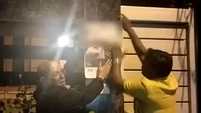 ರಮೇಶ್ ಜಾರಕಿಹೊಳಿ ನಿವಾಸದ ಮುಂದೆ ಅವಾಚ್ಯ ಶಬ್ದಗಳ ಬರಹವಿರುವ ಪೋಸ್ಟರ್ ಅಂಟಿಸಿದ ಡಿಕೆಶಿ ಬೆಂಬಲಿಗರು ರಮೇಶ್ ಜಾರಕಿಹೊಳಿ ನಿವಾಸದ ಮುಂದೆ ಅವಾಚ್ಯ ಶಬ್ದಗಳ ಬರಹವಿರುವ ಪೋಸ್ಟರ್ ಅಂಟಿಸಿದ ಡಿಕೆಶಿ ಬೆಂಬಲಿಗರು