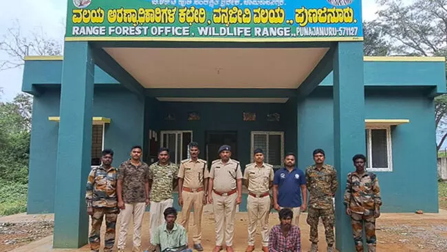 ಜಿಂಕೆ ಮಾಂಸ ಹೊಂದಿದ ಆರೋಪ; ಇಬ್ಬರ ಬಂಧನ ಜಿಂಕೆ ಮಾಂಸ ಹೊಂದಿದ ಆರೋಪ; ಇಬ್ಬರ ಬಂಧನ