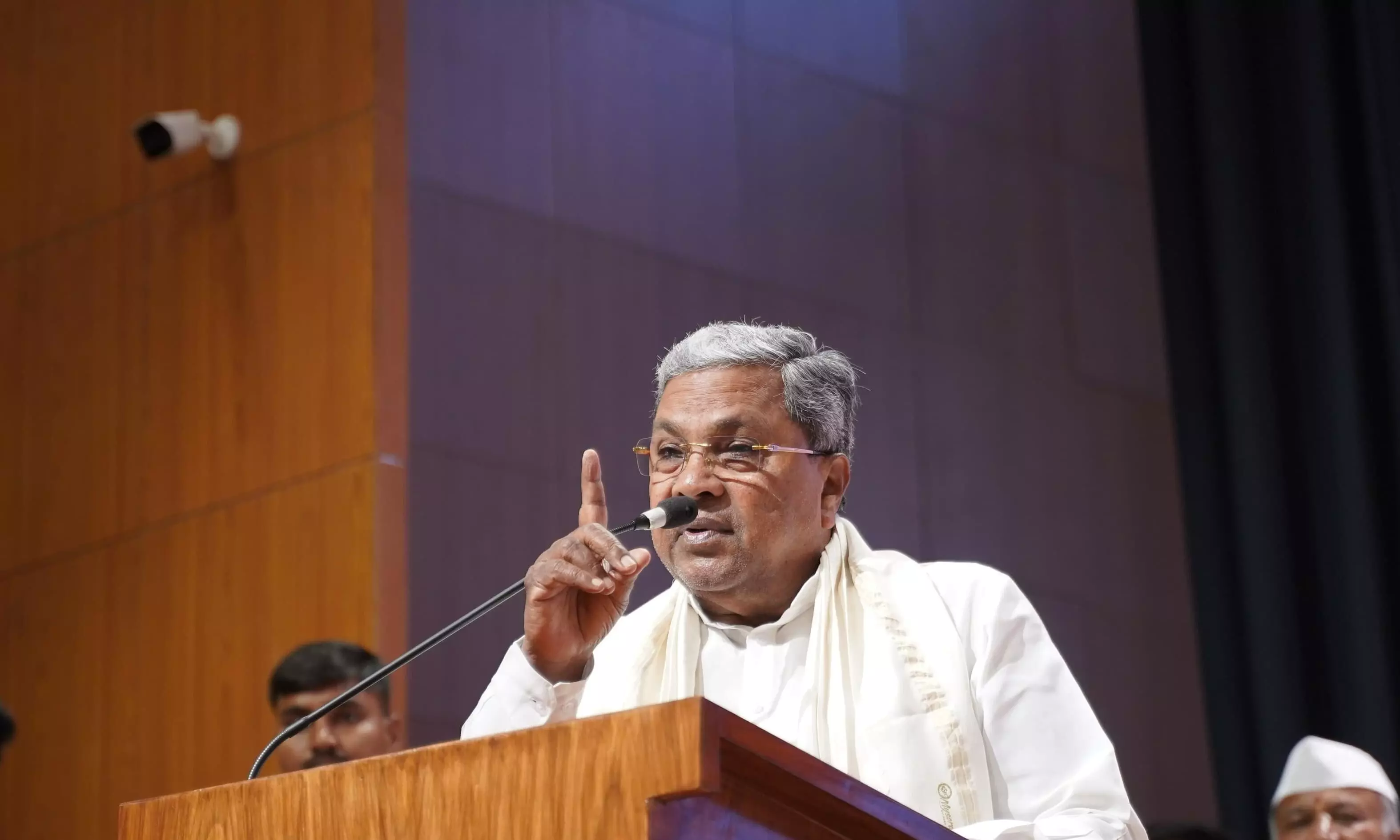 ನನ್ನ ಸರಕಾರದ ತಪ್ಪುಗಳಿದ್ದರೆ ಮುಲಾಜಿಲ್ಲದೆ ಬರೆಯಿರಿ: ಪತ್ರಕರ್ತರಿಗೆ ಸಿಎಂ ಸಿದ್ದರಾಮಯ್ಯ ನನ್ನ ಸರಕಾರದ ತಪ್ಪುಗಳಿದ್ದರೆ ಮುಲಾಜಿಲ್ಲದೆ ಬರೆಯಿರಿ: ಪತ್ರಕರ್ತರಿಗೆ ಸಿಎಂ ಸಿದ್ದರಾಮಯ್ಯ