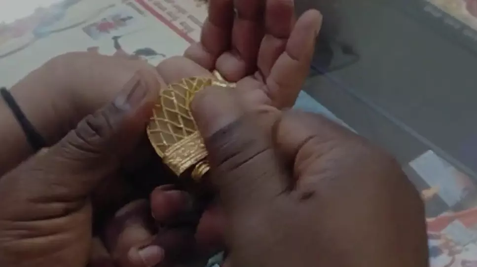 ಹುಲಿ ಉಗುರು ಹೋಲುವ 2 ಪೆಂಡೆಂಟ್ ವಶಕ್ಕೆ ಪಡೆದ ಅರಣ್ಯ ಇಲಾಖೆ ಅಧಿಕಾರಿಗಳು ಹುಲಿ ಉಗುರು ಹೋಲುವ 2 ಪೆಂಡೆಂಟ್ ವಶಕ್ಕೆ ಪಡೆದ ಅರಣ್ಯ ಇಲಾಖೆ ಅಧಿಕಾರಿಗಳು