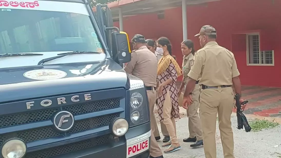 ಬಟ್ಟೆ ಅಂಗಡಿ ಹಾಕಿಸಿಕೊಡುವುದಾಗಿ ವಂಚನೆ ಪ್ರಕರಣ: ಚೈತ್ರಾ ವಿಚಾರಣೆ