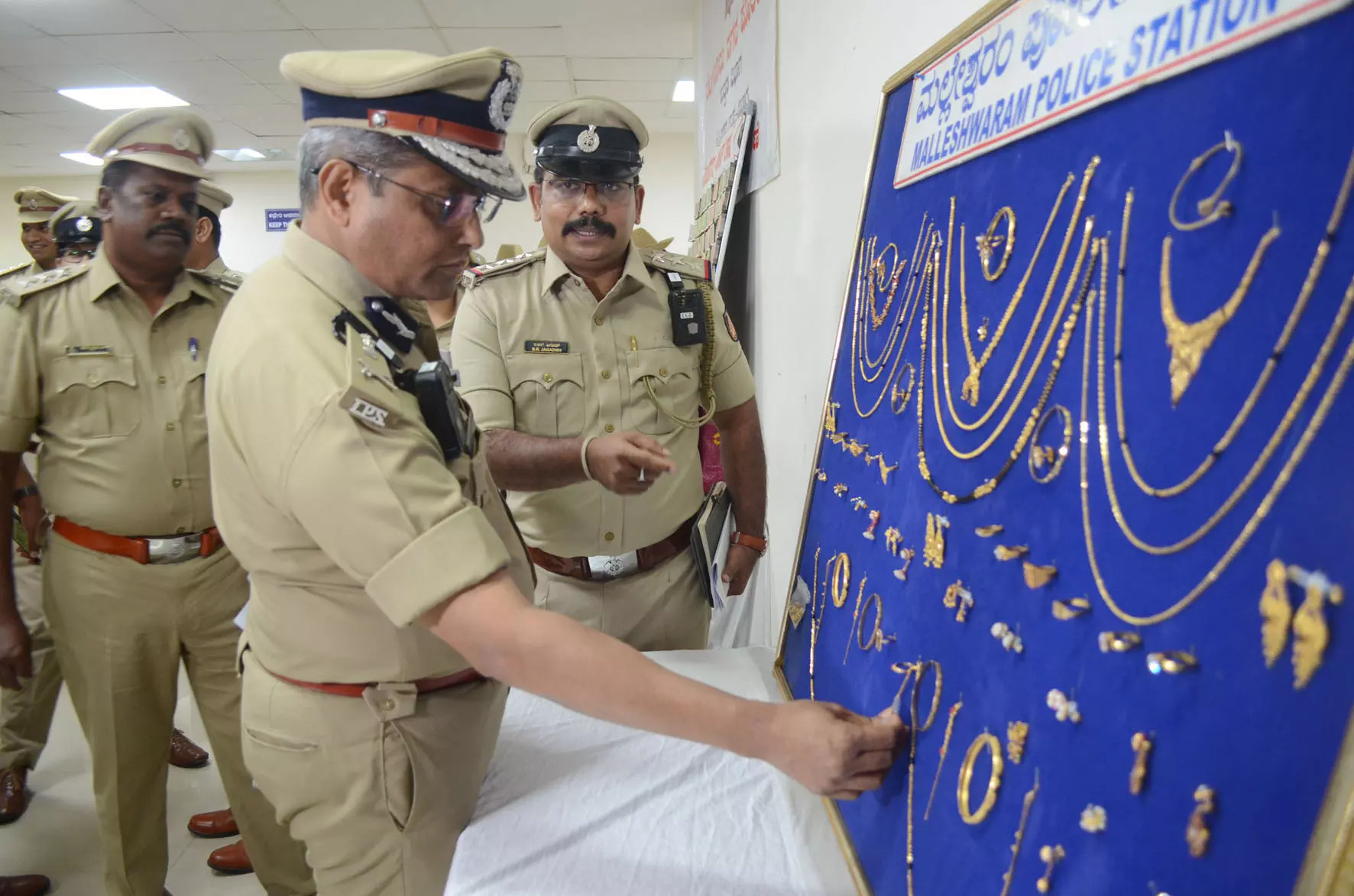 ಸರಗಳ್ಳತನ, ಮನೆ ಕಳವು ಮಾಡುತ್ತಿದ್ದ ಮೂವರು ಆರೋಪಿಗಳ ಸೆರೆ: 625 ಗ್ರಾಂ ಚಿನ್ನಾಭರಣ ಜಪ್ತಿ ಸರಗಳ್ಳತನ, ಮನೆ ಕಳವು ಮಾಡುತ್ತಿದ್ದ ಮೂವರು ಆರೋಪಿಗಳ ಸೆರೆ: 625 ಗ್ರಾಂ ಚಿನ್ನಾಭರಣ ಜಪ್ತಿ