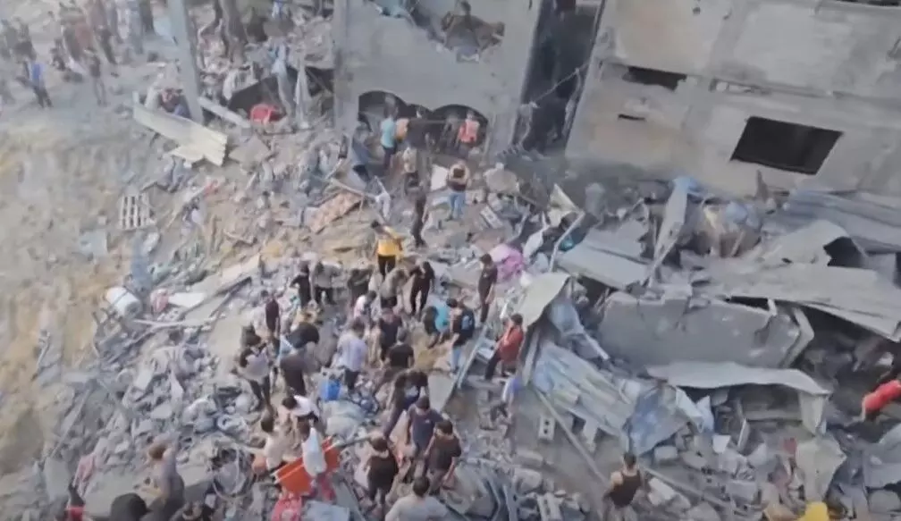 ಗಾಝಾ: ನಿರಾಶ್ರಿತರ ಶಿಬಿರದಲ್ಲಿ ಸ್ಫೋಟ; ಹಲವರು ಮೃತ್ಯು ಗಾಝಾ: ನಿರಾಶ್ರಿತರ ಶಿಬಿರದಲ್ಲಿ ಸ್ಫೋಟ; ಹಲವರು ಮೃತ್ಯು