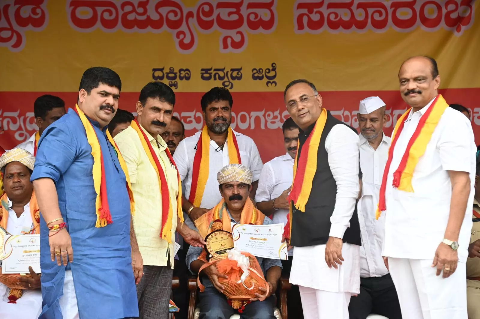 ಇಬ್ರಾಹೀಂ ಅಡ್ಕಸ್ಥಳ ಸಹಿತ 46 ಸಾಧಕರು, 17 ಸಂಸ್ಥೆಗಳಿಗೆ ದ.ಕ. ಜಿಲ್ಲಾ ಕರ್ನಾಟಕ ರಾಜ್ಯೋತ್ಸವ ಪ್ರಶಸ್ತಿ ಪ್ರದಾನ ಇಬ್ರಾಹೀಂ ಅಡ್ಕಸ್ಥಳ ಸಹಿತ 46 ಸಾಧಕರು, 17 ಸಂಸ್ಥೆಗಳಿಗೆ ದ.ಕ. ಜಿಲ್ಲಾ ಕರ್ನಾಟಕ ರಾಜ್ಯೋತ್ಸವ ಪ್ರಶಸ್ತಿ ಪ್ರದಾನ