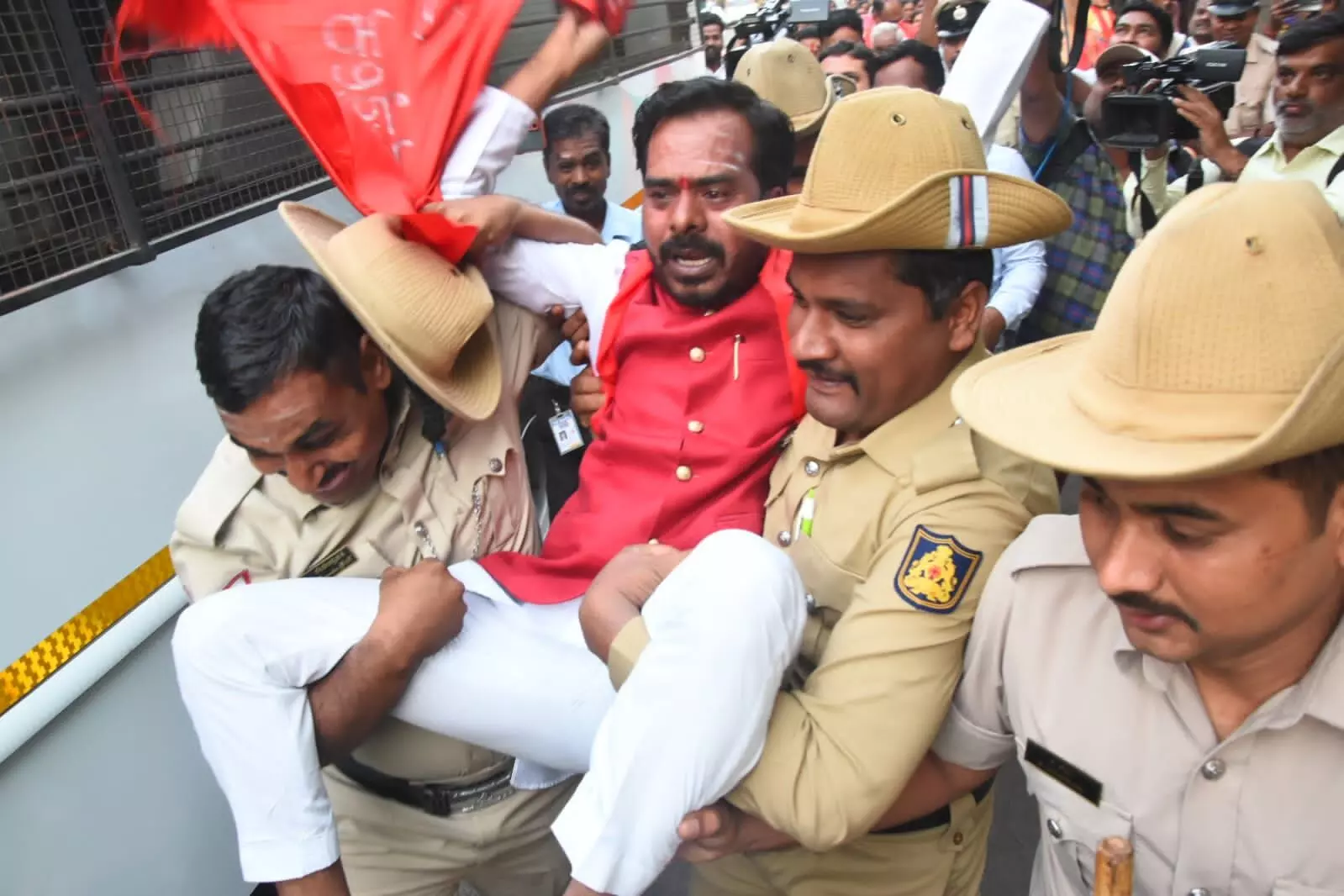 ಕಲಬುರಗಿಯಲ್ಲಿ ಪ್ರತ್ಯೇಕ ರಾಜ್ಯದ ಧ್ವಜಾರೋಹಣಕ್ಕೆ ಯತ್ನ: 20ಕ್ಕೂ ಹೆಚ್ಚು ಮಂದಿಯ ಬಂಧನ ಕಲಬುರಗಿಯಲ್ಲಿ ಪ್ರತ್ಯೇಕ ರಾಜ್ಯದ ಧ್ವಜಾರೋಹಣಕ್ಕೆ ಯತ್ನ: 20ಕ್ಕೂ ಹೆಚ್ಚು ಮಂದಿಯ ಬಂಧನ