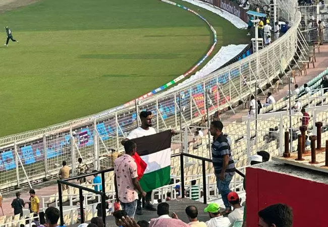 ಪಾಕ್-ಬಾಂಗ್ಲಾ ಪಂದ್ಯದ ವೇಳೆ ಫೆಲೆಸ್ತೀನ್ ಧ್ವಜ ಪ್ರದರ್ಶಿಸಿದ ನಾಲ್ವರು ಪೊಲೀಸ್ ವಶಕ್ಕೆ