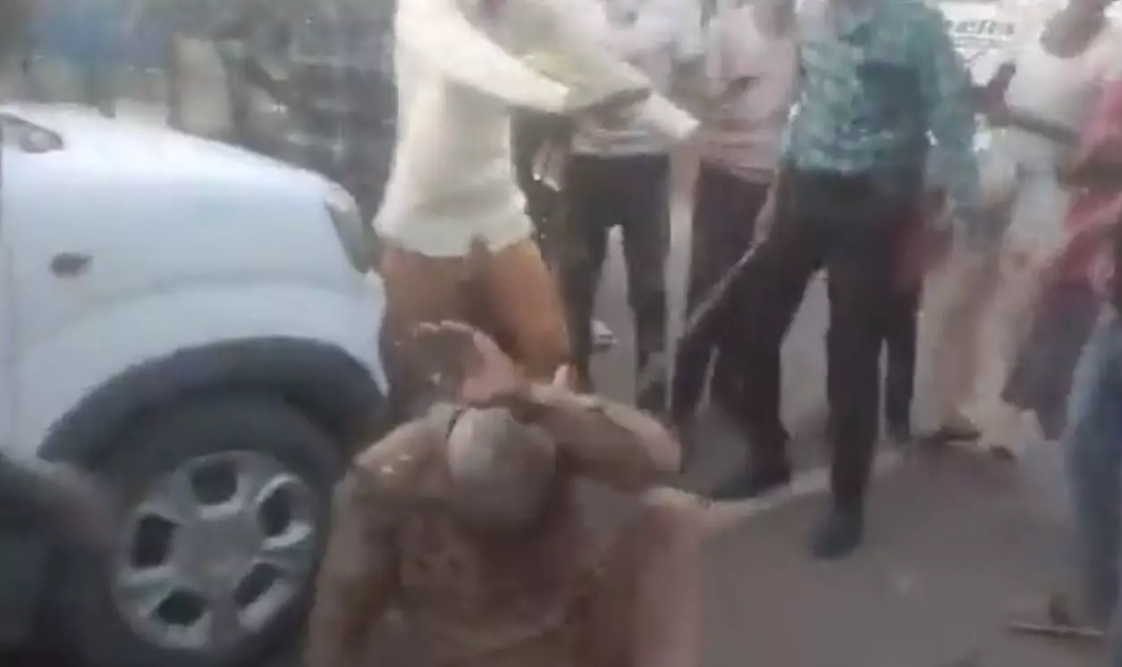 ಉತ್ತರಪ್ರದೇಶ: ರಸ್ತೆ ತಡೆ ತೆರವುಗೊಳಿಸಲು ಆಗಮಿಸಿದ ಪೊಲೀಸ್ ಅಧಿಕಾರಿಗೆ ಹಲ್ಲೆ ನಡೆಸಿದ ಗುಂಪು