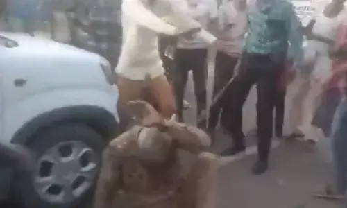 ಉತ್ತರಪ್ರದೇಶ: ರಸ್ತೆ ತಡೆ ತೆರವುಗೊಳಿಸಲು ಆಗಮಿಸಿದ ಪೊಲೀಸ್ ಅಧಿಕಾರಿಗೆ ಹಲ್ಲೆ ನಡೆಸಿದ ಗುಂಪು