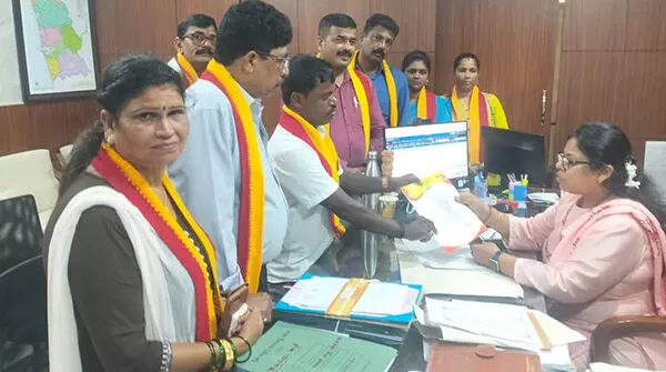 ಕನ್ನಡ ಧ್ವಜಕ್ಕೆ ಅಗೌರವ ಆರೋಪ: ಬೈಂದೂರು ತಹಶೀಲ್ದಾರ್ ವಿರುದ್ಧ ಕ್ರಮಕ್ಕೆ ಆಗ್ರಹಿಸಿ ಡಿಸಿಗೆ ಮನವಿ ಕನ್ನಡ ಧ್ವಜಕ್ಕೆ ಅಗೌರವ ಆರೋಪ: ಬೈಂದೂರು ತಹಶೀಲ್ದಾರ್ ವಿರುದ್ಧ ಕ್ರಮಕ್ಕೆ ಆಗ್ರಹಿಸಿ ಡಿಸಿಗೆ ಮನವಿ