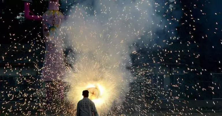 ರಾಜ್ಯದಲ್ಲಿ ನಿಷೇಧಿತ ಪಟಾಕಿಗಳ ಮಾರಾಟ ನಿಯಂತ್ರಣಕ್ಕೆ ಮುಂದಾದ ಸರಕಾರ; ಗೋದಾಮು ಜಪ್ತಿಗೆ ಆದೇಶ