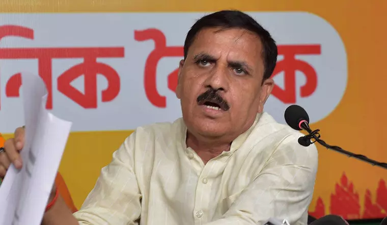 ವಿಚಾರಣೆಯ ಸಂದರ್ಭ ಸಂಸದೆ ಮೊಯಿತ್ರಾರಿಂದ ಅಸಂಸದೀಯ ಪದ ಬಳಕೆ: ನೈತಿಕ ಸಮಿತಿ ಅಧ್ಯಕ್ಷ ಸೋಂಕರ್ ಆರೋಪ