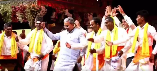 VIDEO | ಹಂಪಿಯಲ್ಲಿ ʻವೀರ ಮಕ್ಕಳ ಕುಣಿತʻಕ್ಕೆ ಹೆಜ್ಜೆ ಹಾಕಿದ ಸಿಎಂ ಸಿದ್ದರಾಮಯ್ಯ