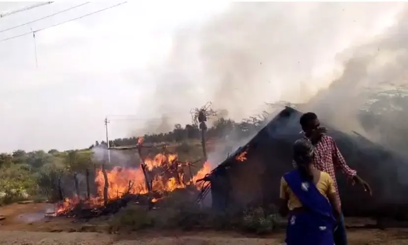 ಚಿಕ್ಕಮಗಳೂರು: ಆಕಸ್ಮಿಕ ಬೆಂಕಿ; 3 ಗುಡಿಸಲುಗಳು ಬೆಂಕಿಗಾಹುತಿ