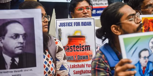 ದಲಿತ ಯುವಕರನ್ನು ವಿವಸ್ತ್ರಗೊಳಿಸಿ ಅವರ ಮೇಲೆ ಮೂತ್ರ ವಿಸರ್ಜಿಸಿದ ದುಷ್ಕರ್ಮಿಗಳು