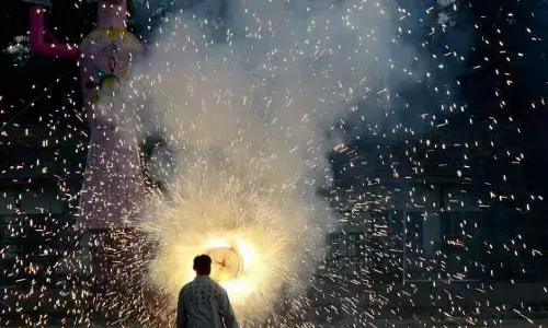 ರಾಜ್ಯದಲ್ಲಿ ನಿಷೇಧಿತ ಪಟಾಕಿಗಳ ಮಾರಾಟ ನಿಯಂತ್ರಣಕ್ಕೆ ಮುಂದಾದ ಸರಕಾರ; ಗೋದಾಮು ಜಪ್ತಿಗೆ ಆದೇಶ