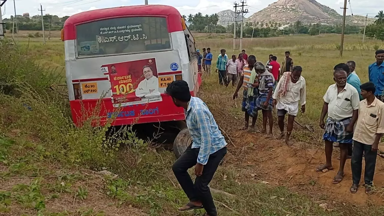 ರಸ್ತೆ ಪಕ್ಕದ ಜಮೀನಿಗೆ ನುಗ್ಗಿದ ಬಸ್; ಮಗು ಸೇರಿ 10ಕ್ಕೂ ಹೆಚ್ಚು ಪ್ರಯಾಣಿಕರಿಗೆ ಗಂಭೀರ ಗಾಯ