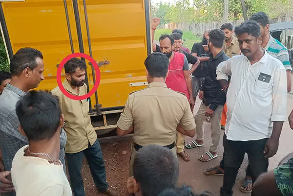 ಮುಲ್ಕಿ: ಸ್ಕೂಟರ್ ಗೆ ಢಿಕ್ಕಿ ಹೊಡೆದು ಟೆಂಪೋ ಚಾಲಕ ಪರಾರಿ; ಬೆನ್ನಟ್ಟಿ ಹಿಡಿದು ಪೊಲೀಸರಿಗೆ ಒಪ್ಪಿಸಿದ ಸಾರ್ವಜನಿಕರು ಮುಲ್ಕಿ: ಸ್ಕೂಟರ್ ಗೆ ಢಿಕ್ಕಿ ಹೊಡೆದು ಟೆಂಪೋ ಚಾಲಕ ಪರಾರಿ; ಬೆನ್ನಟ್ಟಿ ಹಿಡಿದು ಪೊಲೀಸರಿಗೆ ಒಪ್ಪಿಸಿದ ಸಾರ್ವಜನಿಕರು